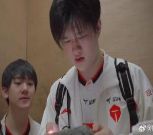 费迪南德指,德利赫特,马奎尔,皇冠体育app下载,皇冠体育官网,澳门皇冠体育,bet皇冠体育在线