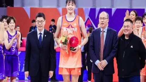 滕哈赫：嘘声中球迷支持在心，当前表现尚不配此待遇